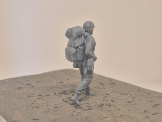 BW Soldaten "Kevin" marschierend mit Gefechtsgepäck Gefechtsmarsch