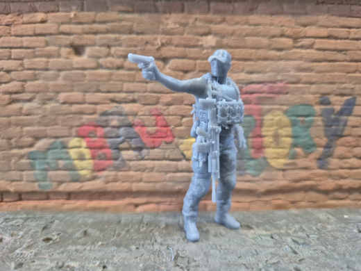 moderne Spezialkräfte Cybersoldat mit Pistole 06