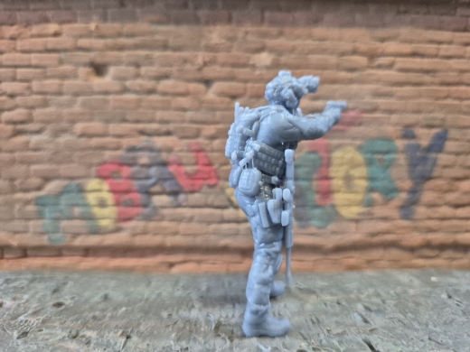 moderne Spezialkräfte Cybersoldat mit Pistole 18