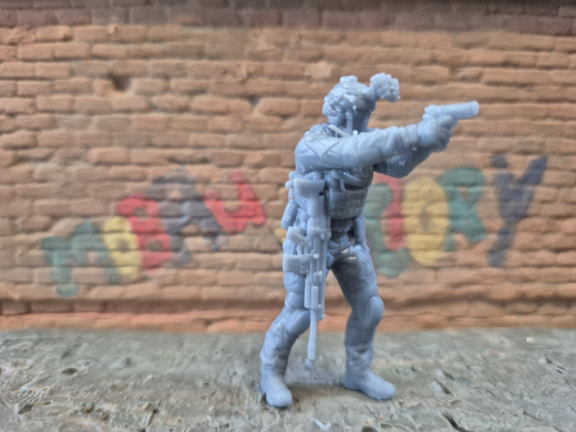 moderne Spezialkräfte Cybersoldat mit Pistole 18