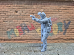 moderne Spezialkräfte Cybersoldat mit Pistole 18